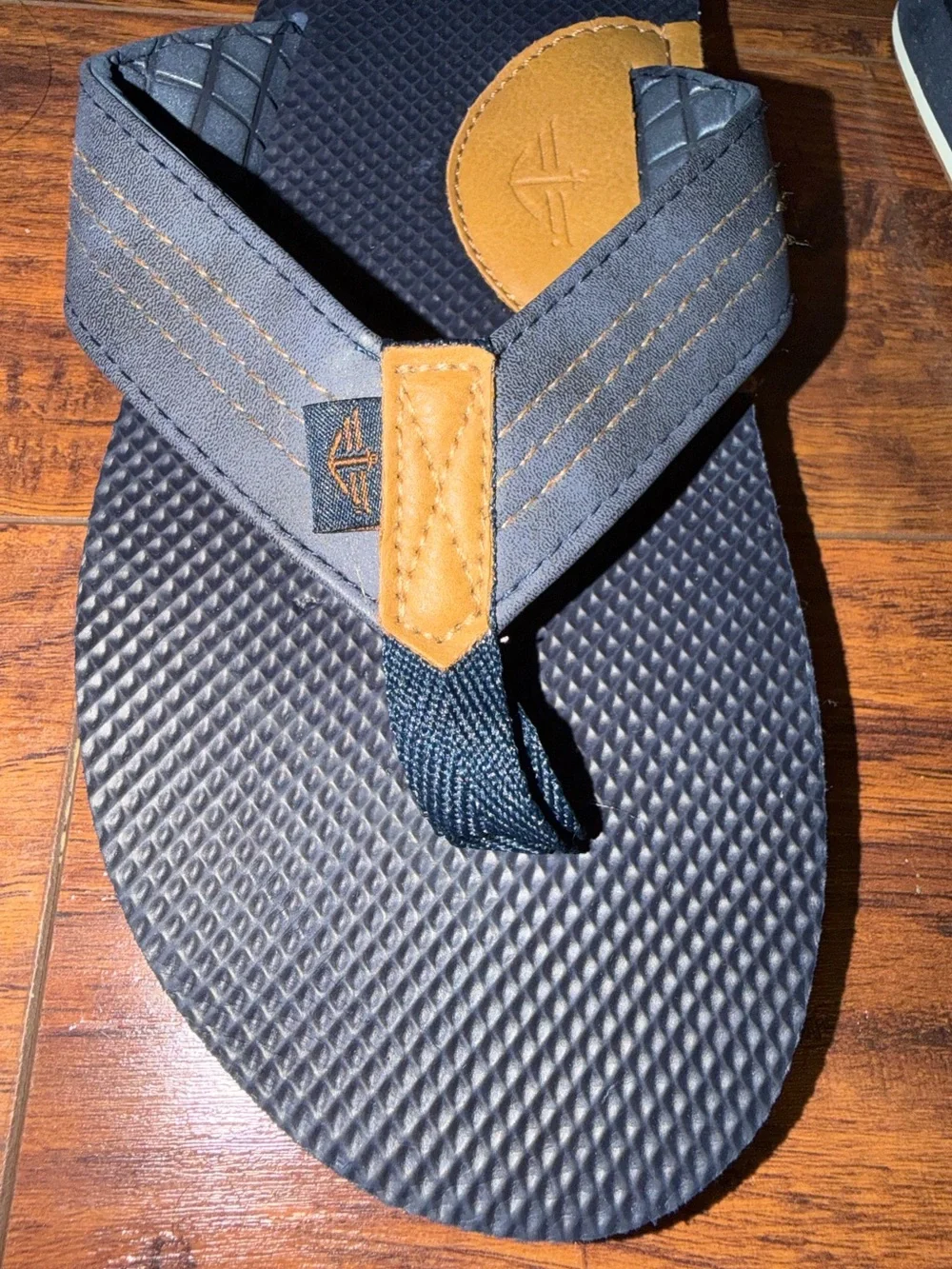 Dockers Navy blue Men’s flip-flop arch support sandals with tan accents 8/9